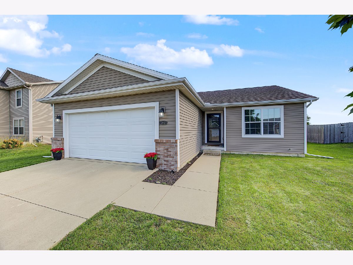 Homes & Condos & Townhomes For Sale Cedar Ridge Bloomington Illinois, 2912 Conlor Drive