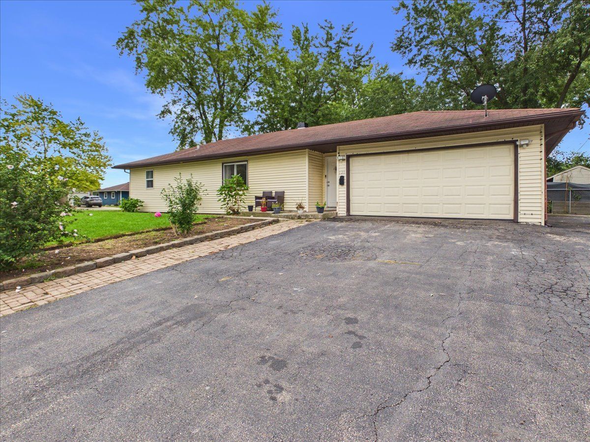  For Sale Carpentersville Illinois, 121 Fairway Road