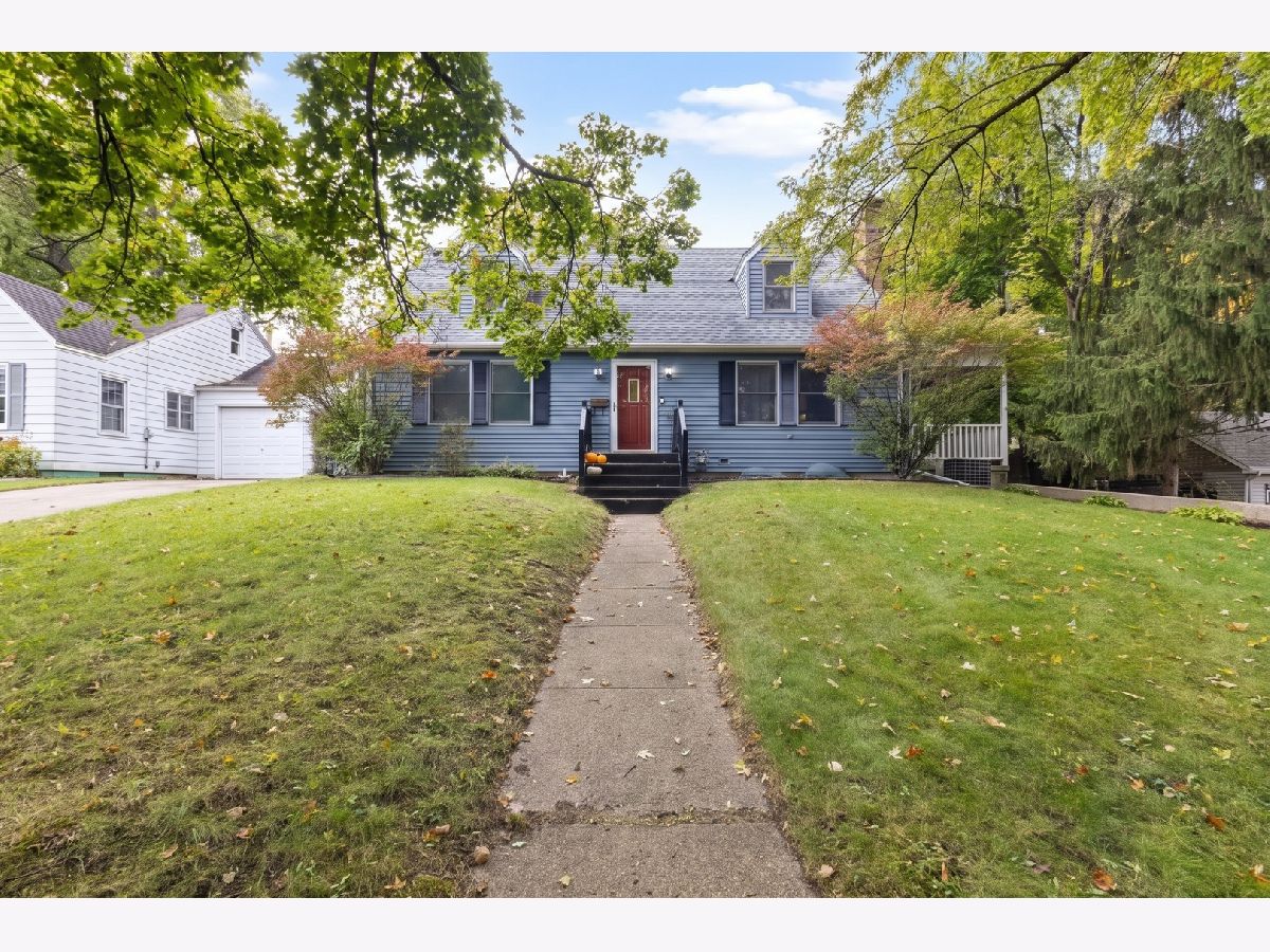  For Sale Woodstock Illinois, 804 Roosevelt Road