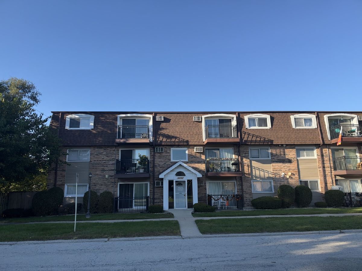  For Sale Chicago Ridge Illinois, 6440 Pamela Lane