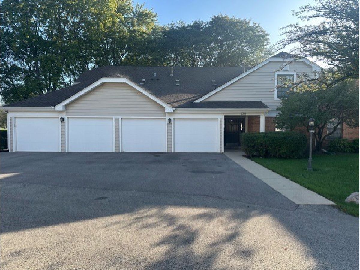 Condominiums & Homes For Sale Lexington Village Schaumburg Illinois, 270 Kings Mill Court