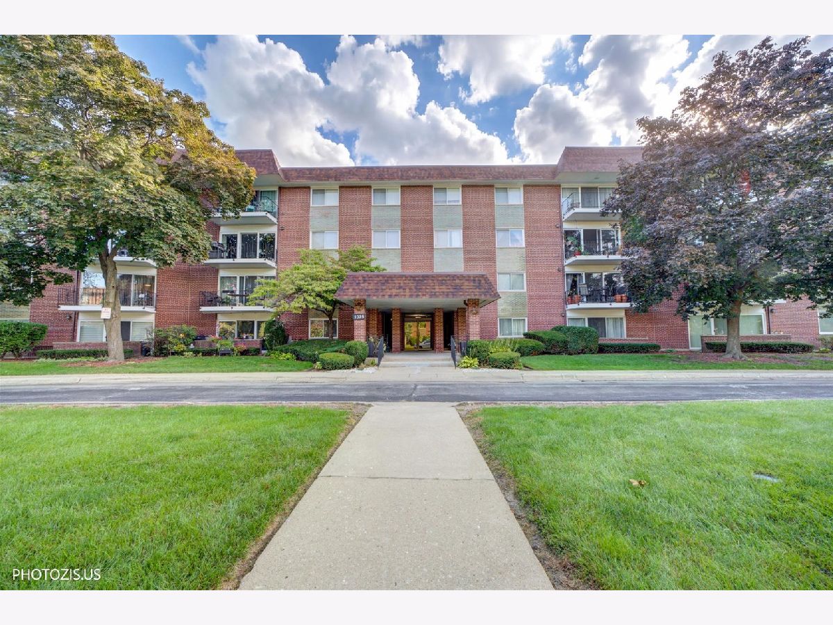 Condominiums & Homes For Sale Green Acres Arlington Heights Illinois, 1025 Fernandez Avenue