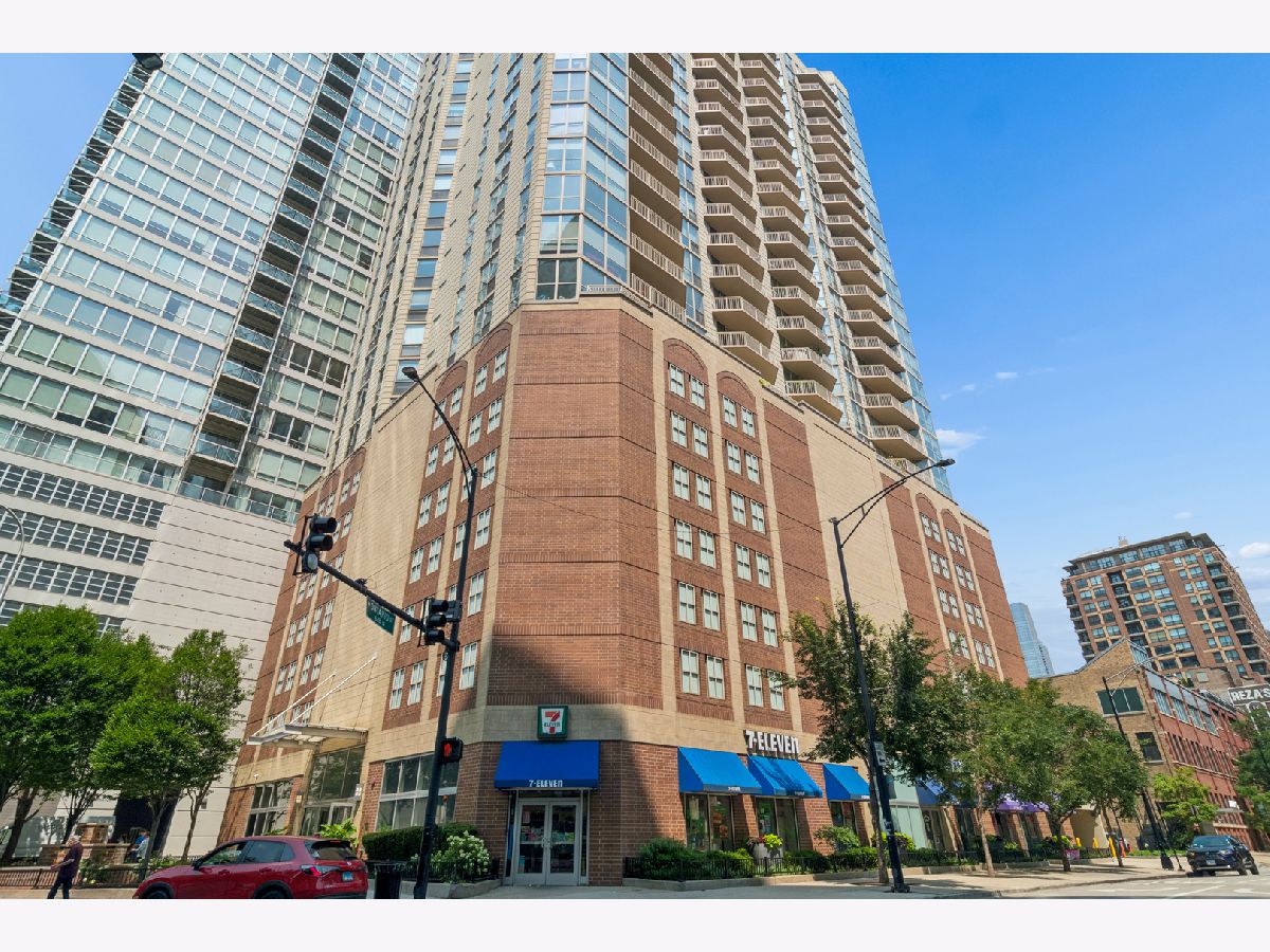 Condominiums For Sale Admirals Pointe Chicago Illinois, 645 Kingsbury Street