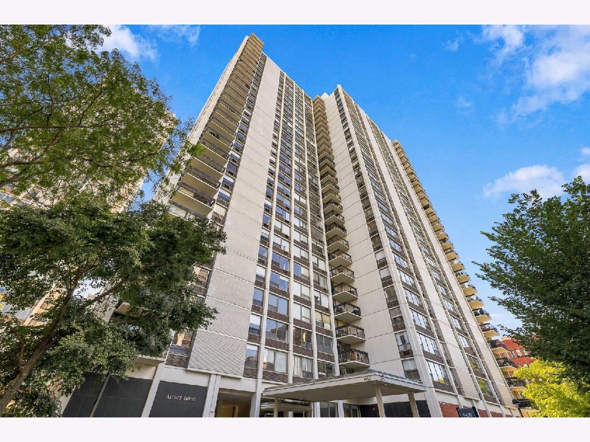 Condominiums For Sale Alcott House Chicago Illinois, 1460 Sandburg Terrace