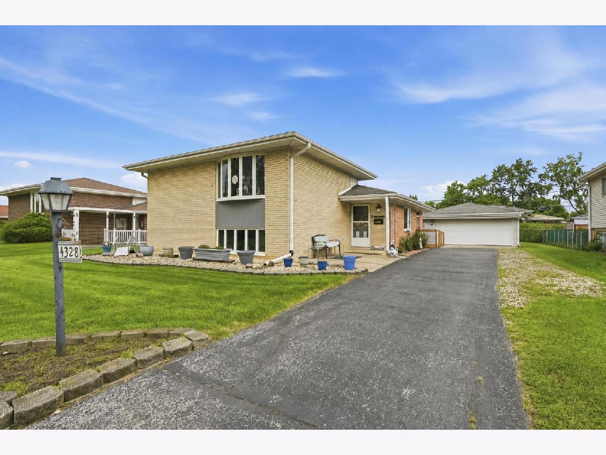 Homes For Sale Fieldcrest Oak Forest Illinois, 4328 Wagman Street