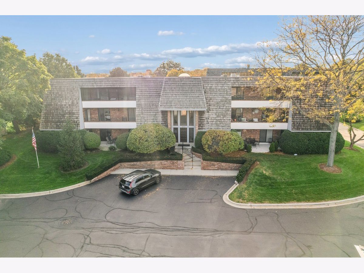 Condos & Townhomes For Sale Red Top Villas Libertyville Illinois, 200 Red Top Drive