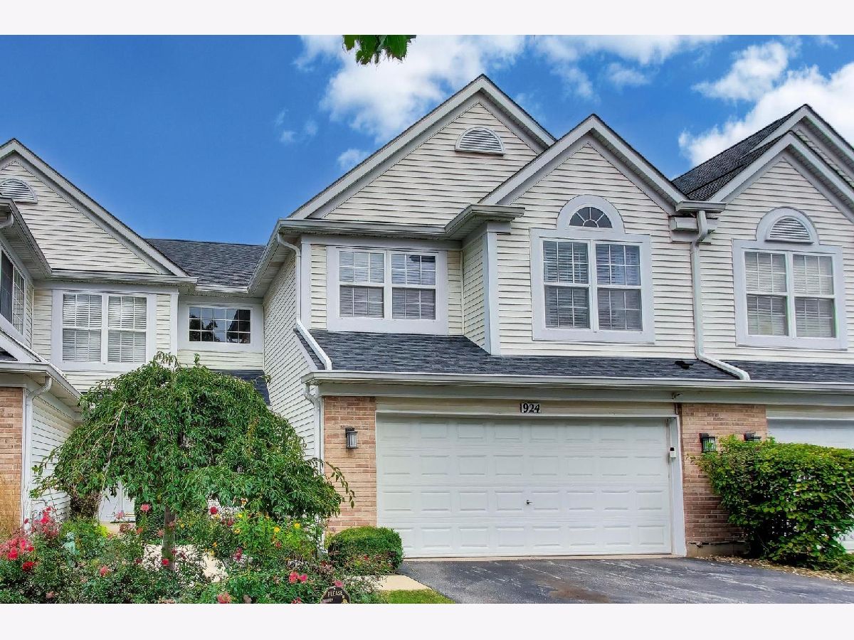 Townhomes & Condos & Homes For Sale Willow Creek West Chicago Illinois, 924 Ainsley Drive