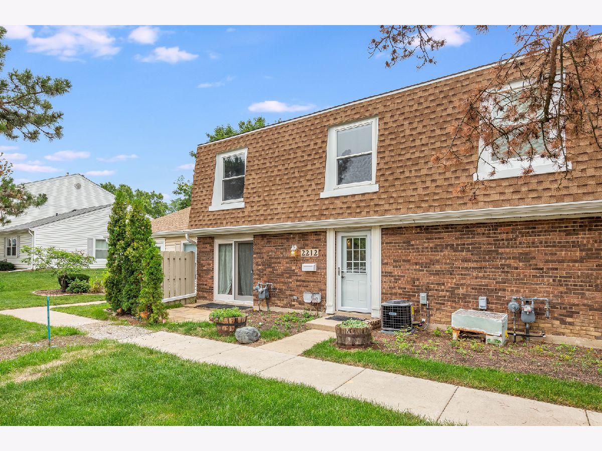 Townhomes & Condos For Sale Sheffield Manor Schaumburg Illinois, 2212 Cardinal Court