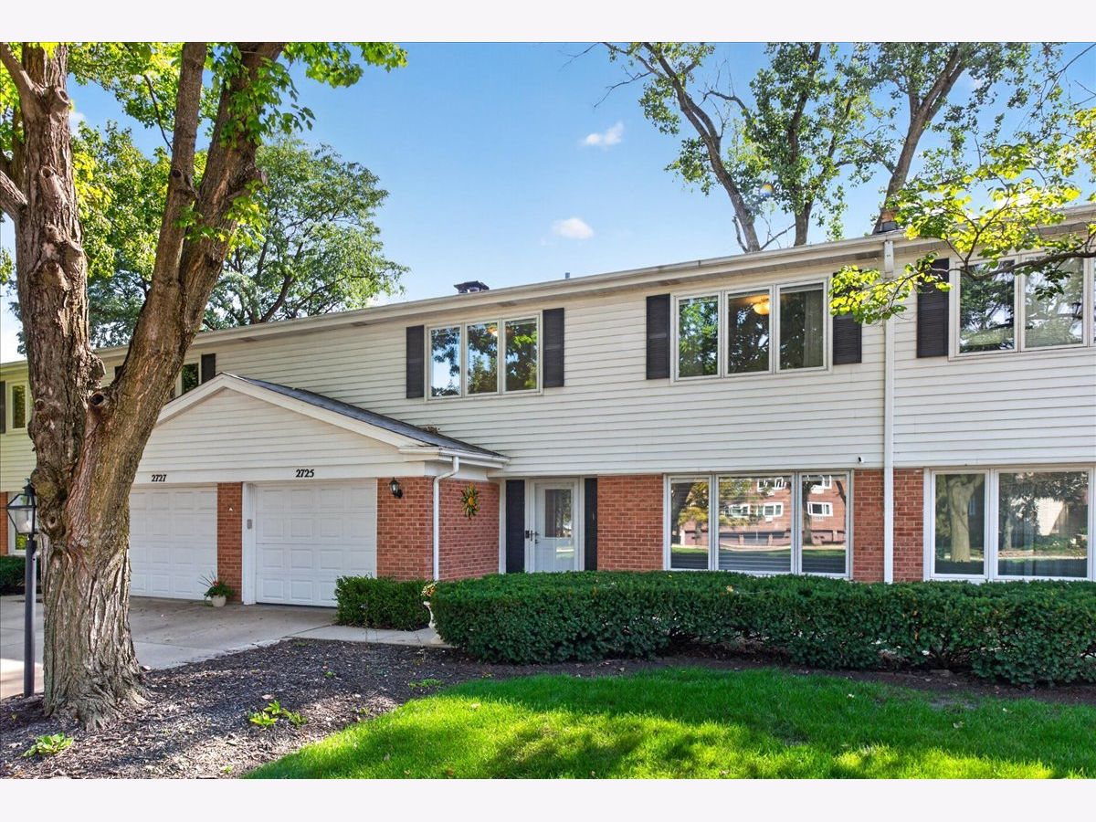 Townhomes & Condos & Homes For Sale Regent Park Arlington Heights Illinois, 2725 Bel Aire Drive