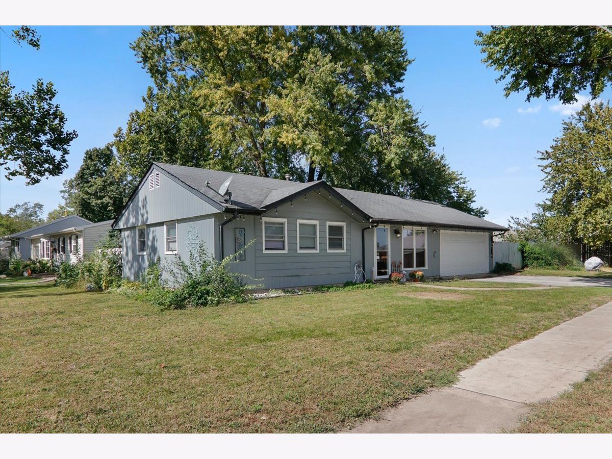 Homes & Condos & Townhomes For Sale Holiday Knolls Bloomington Illinois, 1402 Mount Vernon Drive