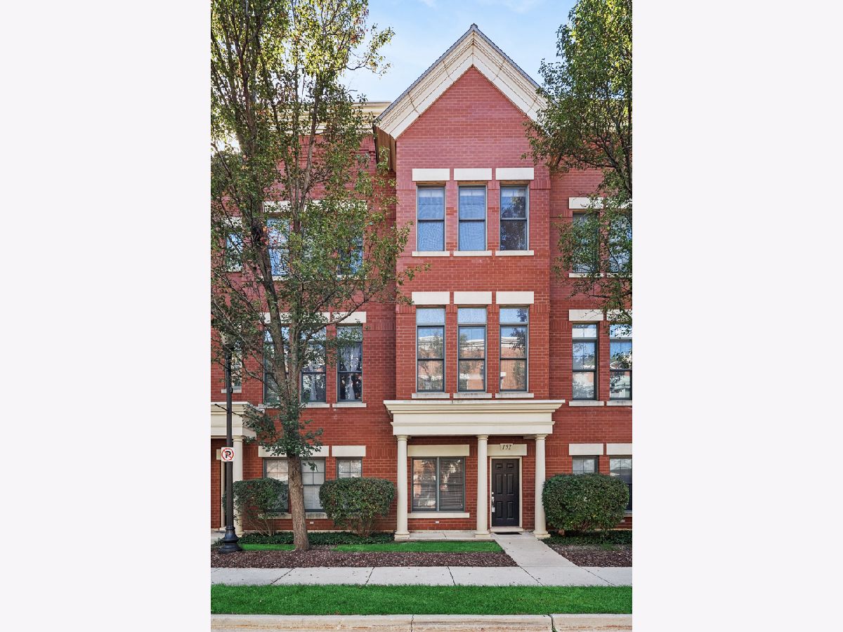Townhomes For Sale River Park Place Elgin Illinois, 152 Dawson Drive
