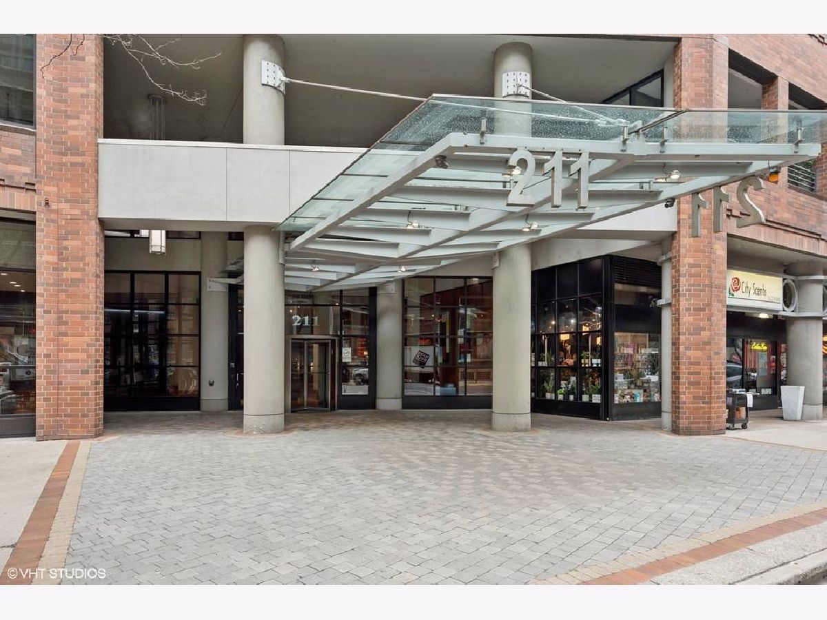 Condominiums For Rent Grand Ohio Chicago Illinois, 211 Ohio