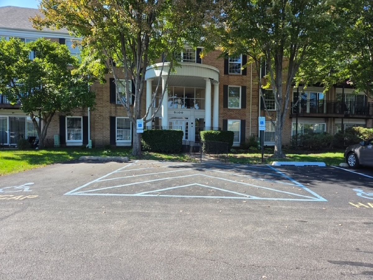 Condominiums For Sale Carriage Way Rolling Meadows Illinois, 5100 Carriageway Drive