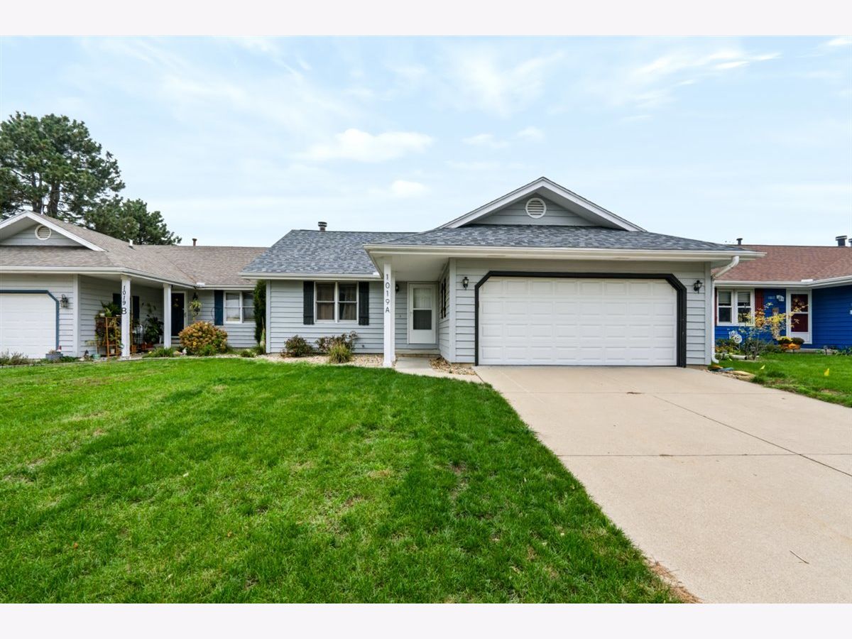 Homes & Condos & Townhomes For Sale Laesch Acres Bloomington Illinois, 1019 Laesch Avenue