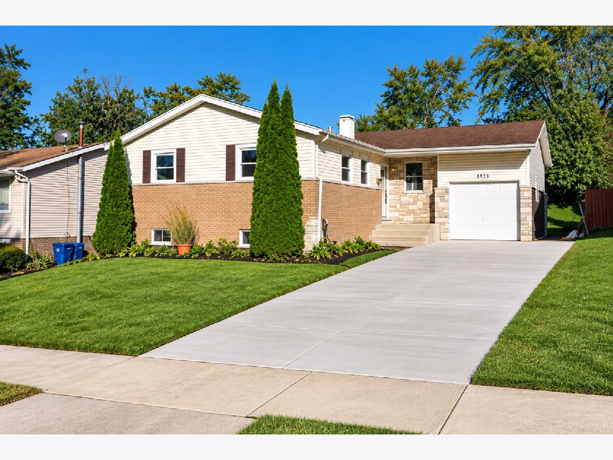  For Sale Hickory Hills Illinois, 8933 Oakwood Drive