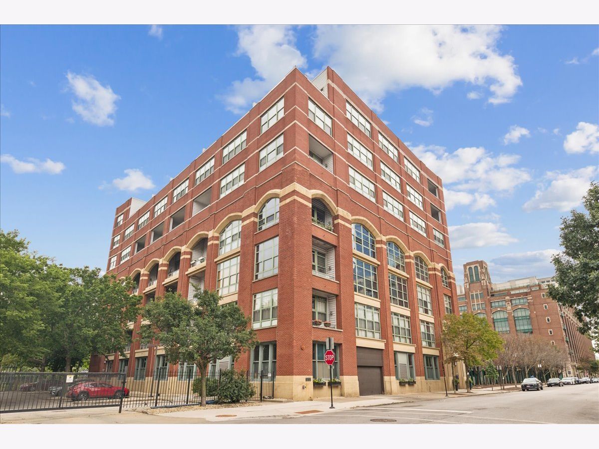  For Sale Chicago Illinois, 2001 Calumet Avenue