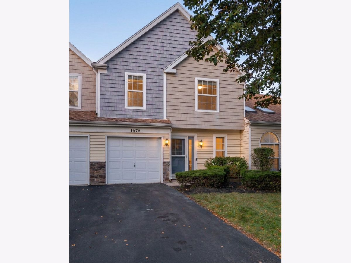 Townhomes & Homes For Sale College Green Elgin Illinois, 1676 Pebble Beach Circle