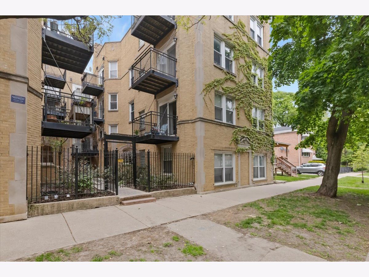  For Sale Chicago Illinois, 7050 Damen Avenue