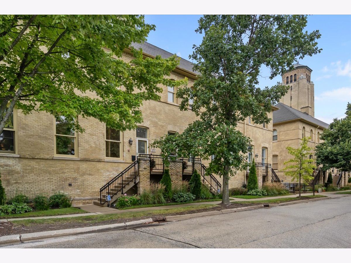 Condos & Townhomes & Homes For Sale Fort Sheridan Highland Park Illinois, 271 Whistler Road