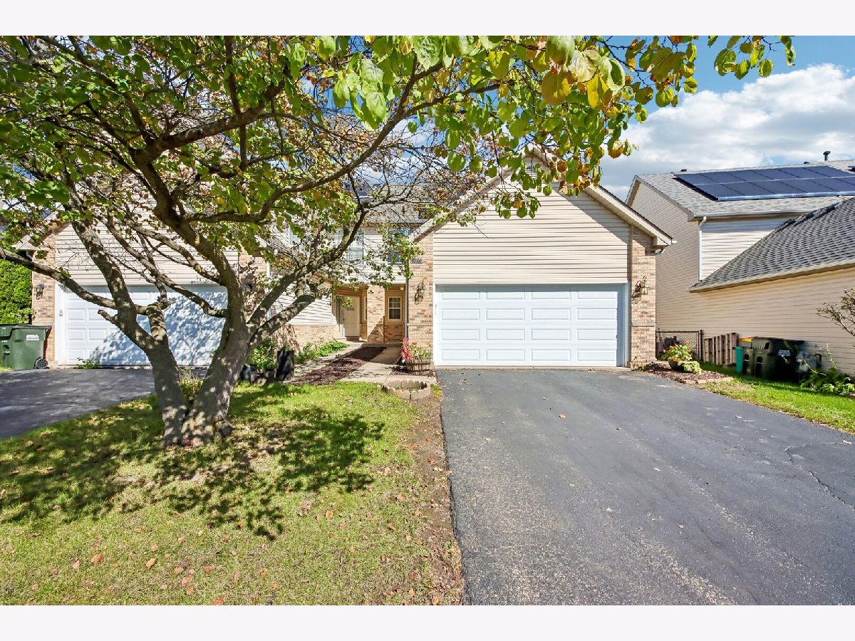 Townhomes For Sale Evergreen Ridge Lake In The Hills Illinois, 1084 Viewpoint Drive