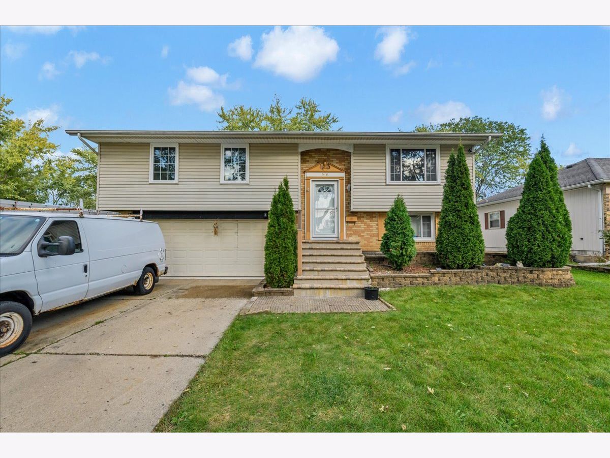  For Sale Streamwood Illinois, 916 Stowell Avenue