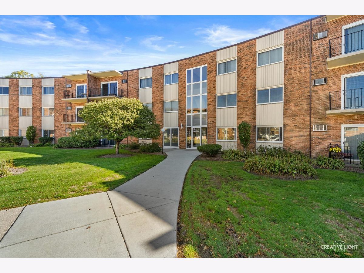 Condominiums For Sale Crestline Arms Oak Lawn Illinois, 9717 Keeler Avenue
