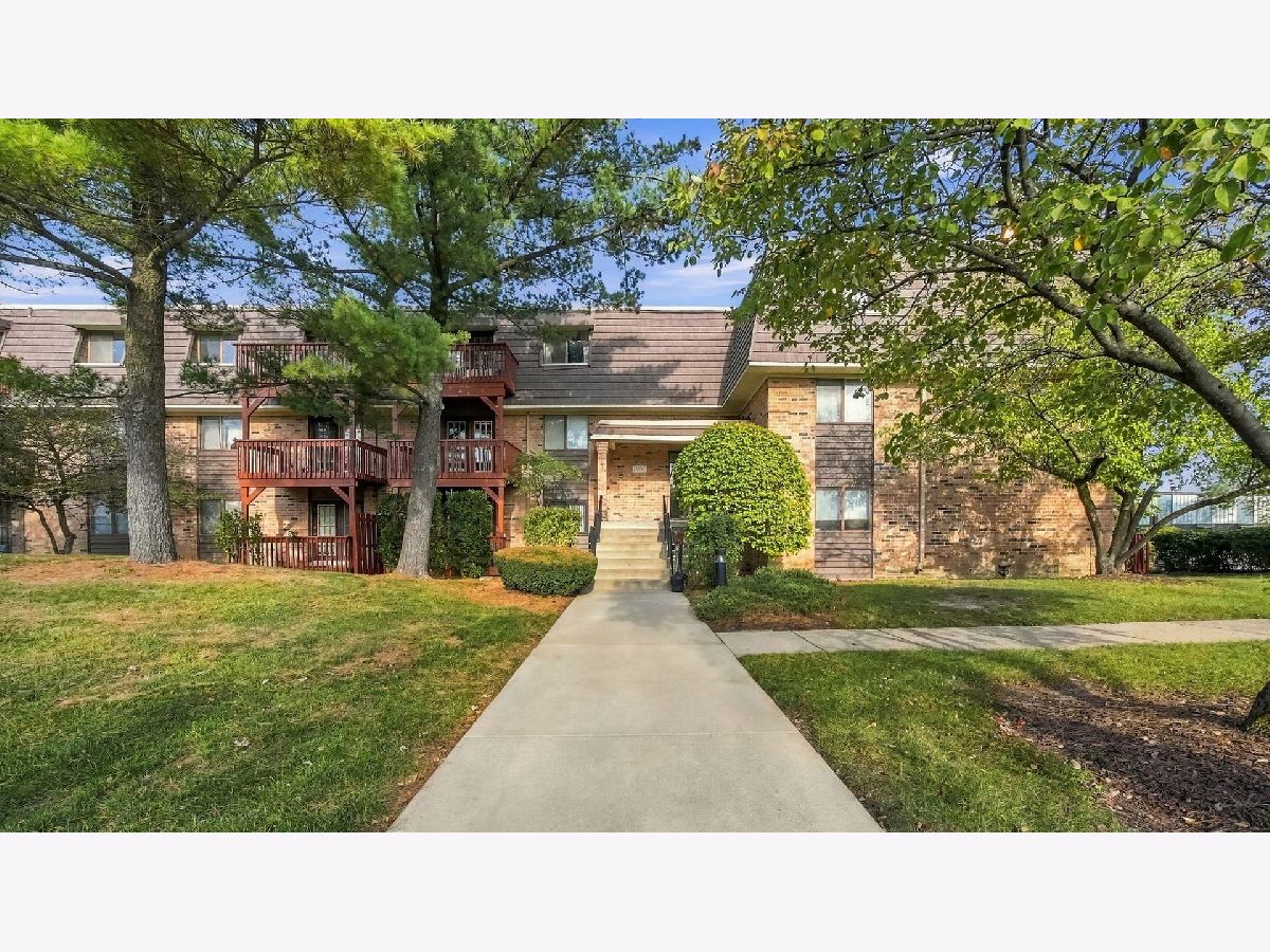 Condominiums For Sale Acorn Woods Aurora Illinois, 1960 Selmarten Road