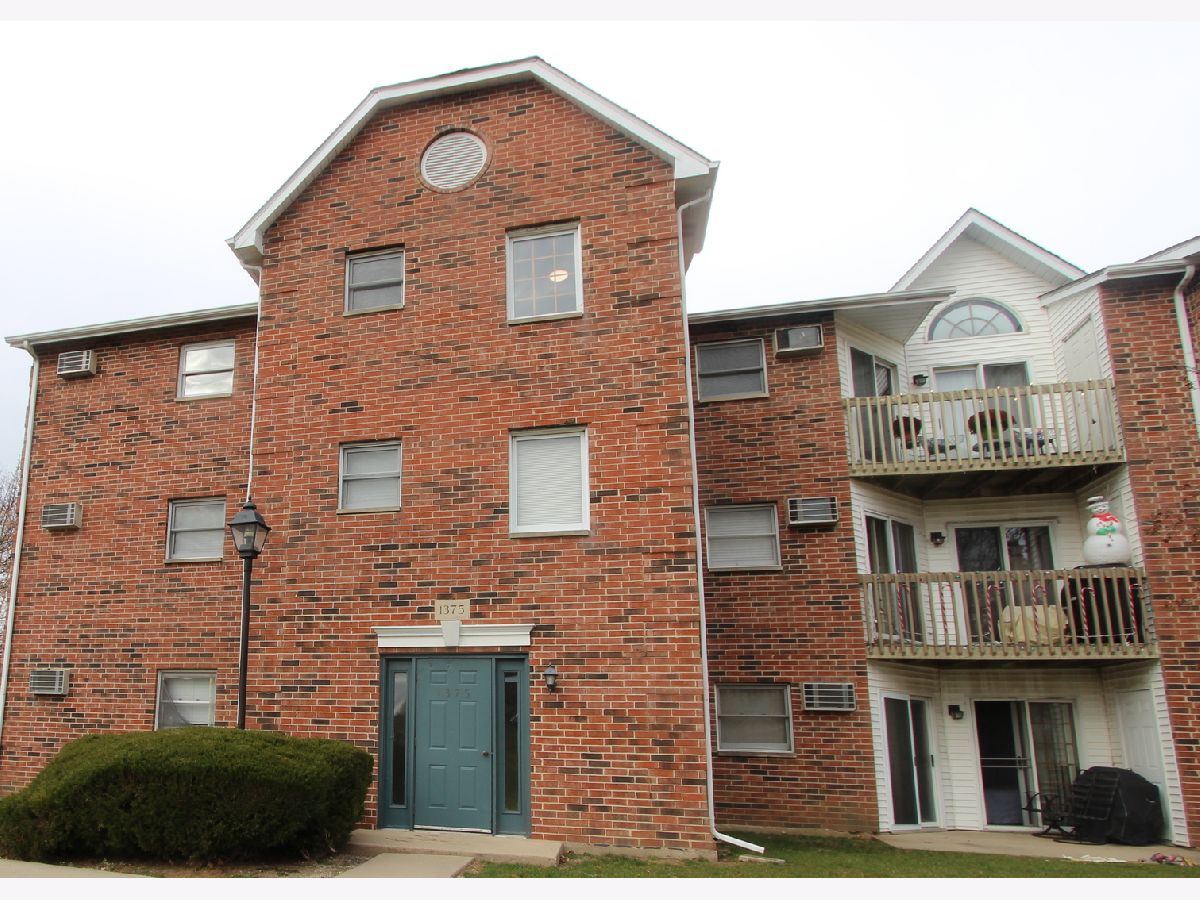 Condominiums Rented Prairie Point Lake In The Hills Illinois, 1375 Cunat
