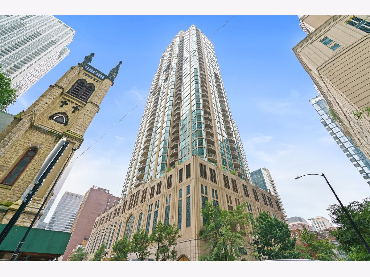 Condominiums For Sale The Pinnacle Chicago Illinois, 21 Huron Street