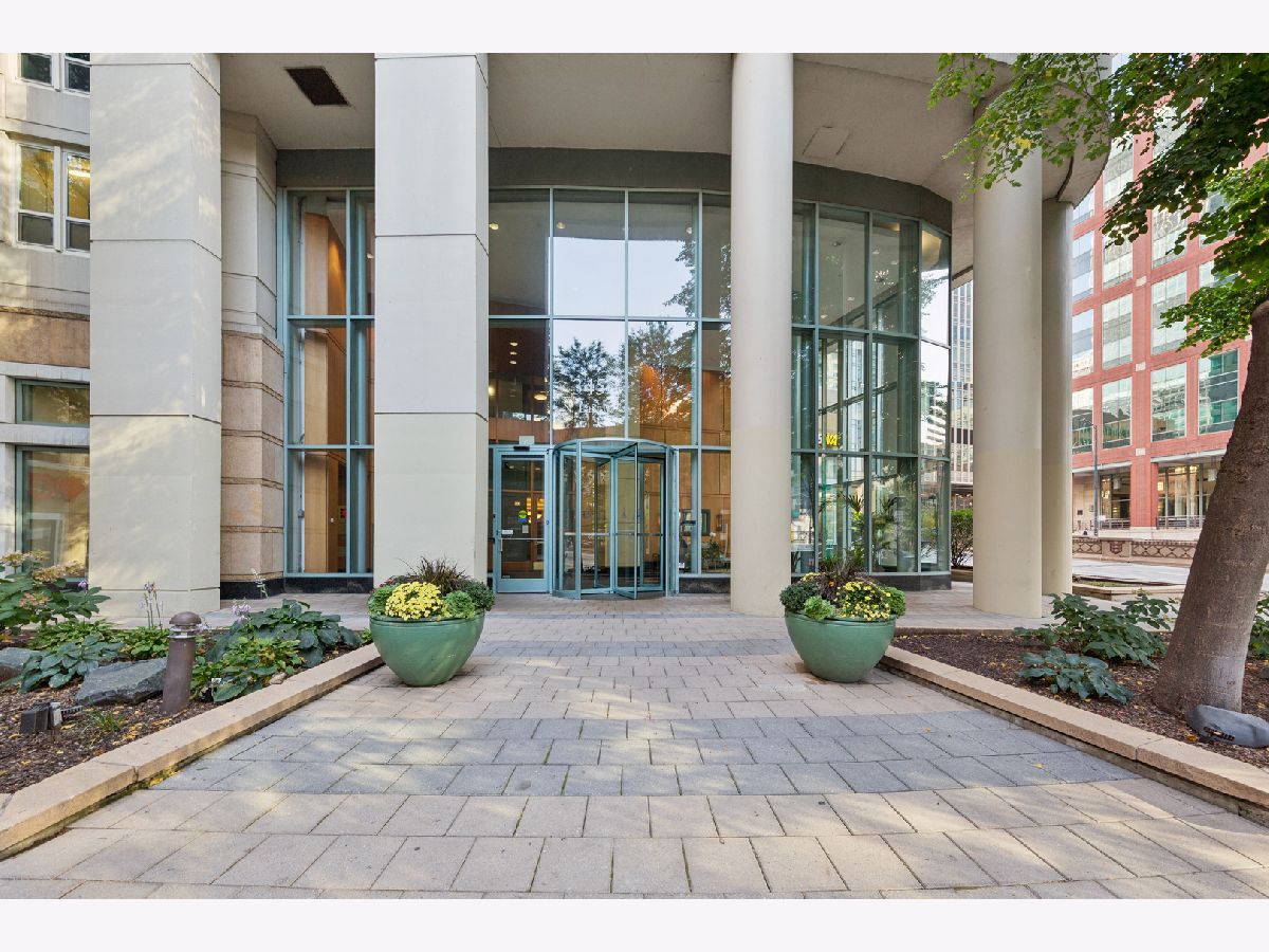 Condominiums For Sale Sterling Chicago Illinois, 345 Lasalle Street