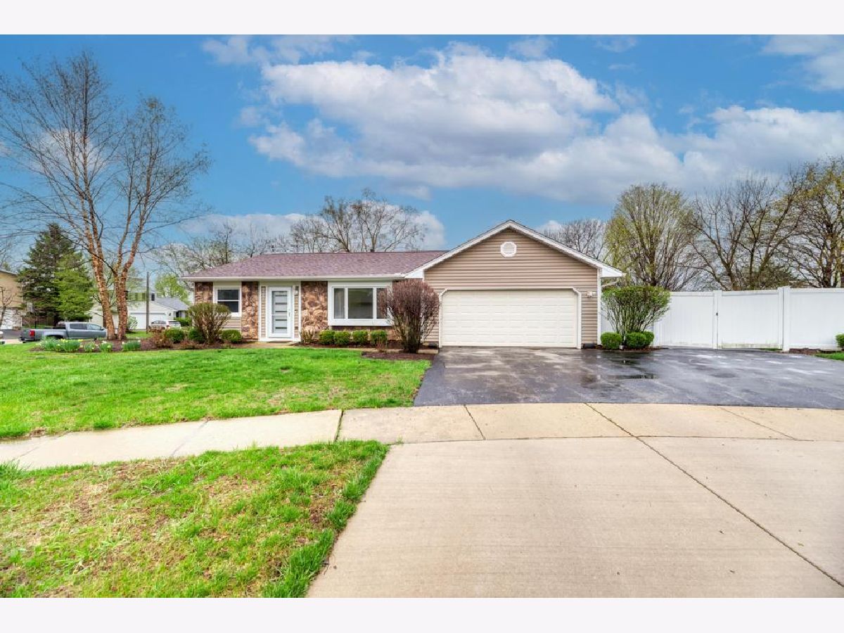  For Sale Roselle Illinois, 935 Pioneer Court