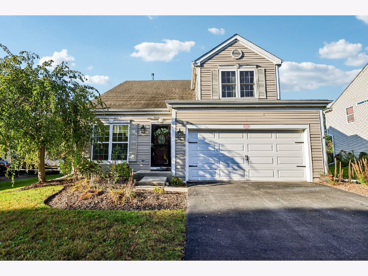  For Sale Carpentersville Illinois, 2369 Woodside Drive