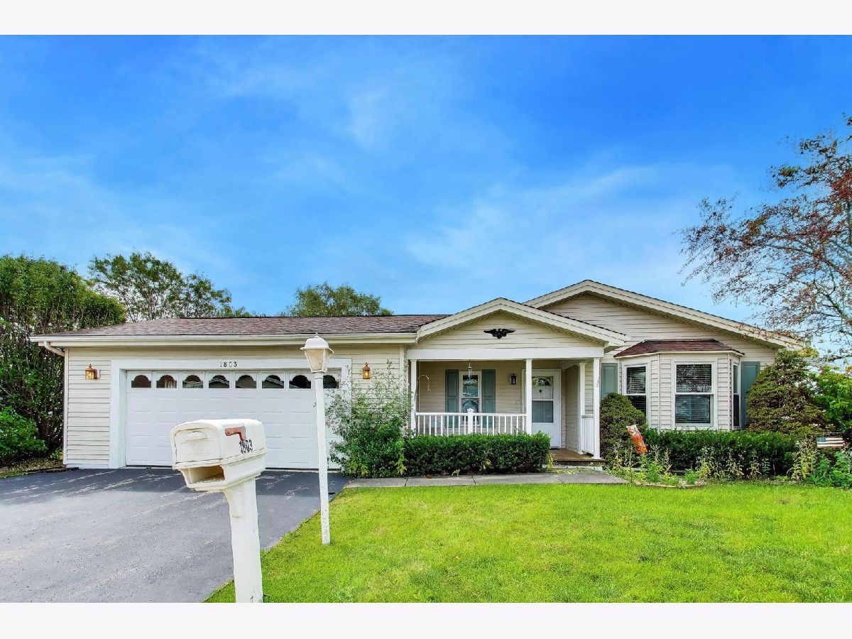 Homes & Condos & Townhomes For Sale Saddlebrook Farms Grayslake Illinois, 1803 Paddock Court
