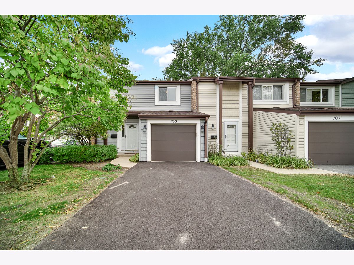  For Sale Wheeling Illinois, 705 Clearwater Court