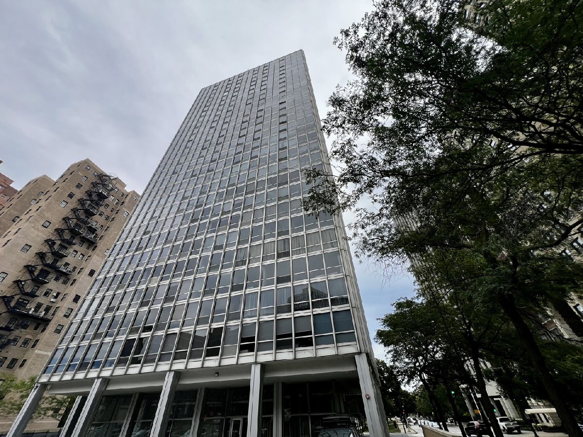  For Sale Chicago Illinois, 2400 Lakeview Avenue