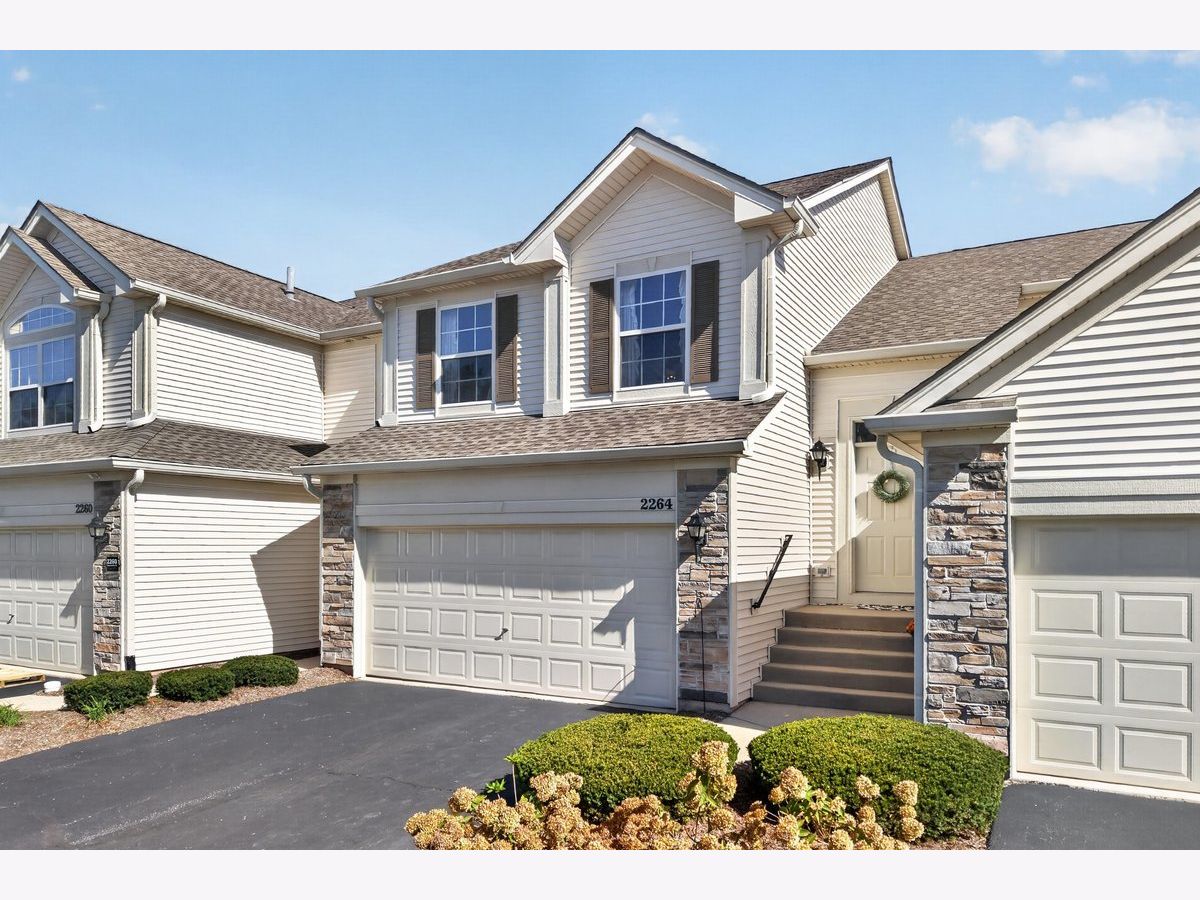 Townhomes & Condos & Homes For Sale Grand Pointe Trails Aurora Illinois, 2264 Summerlin Drive