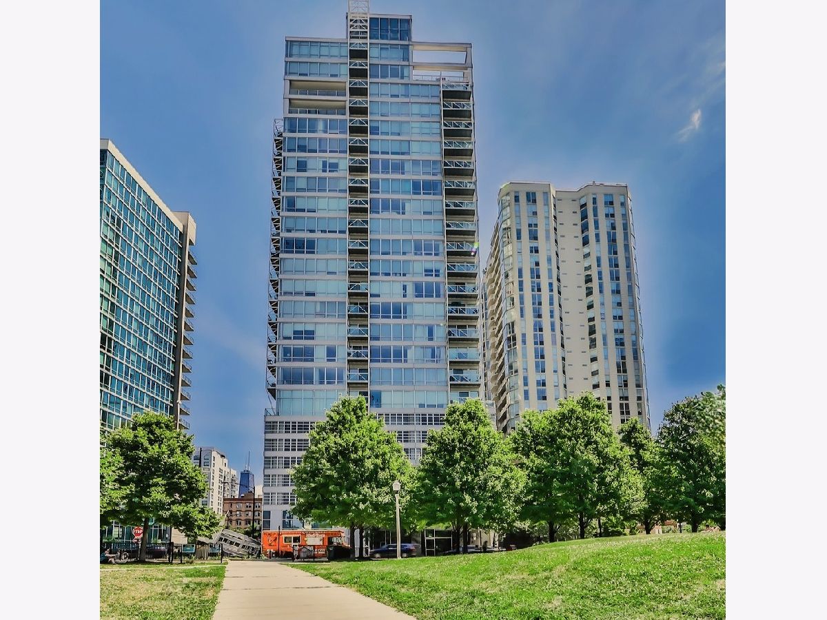 Condominiums For Rent Kingsbury On The Park Chicago Illinois, 653 Kingsbury