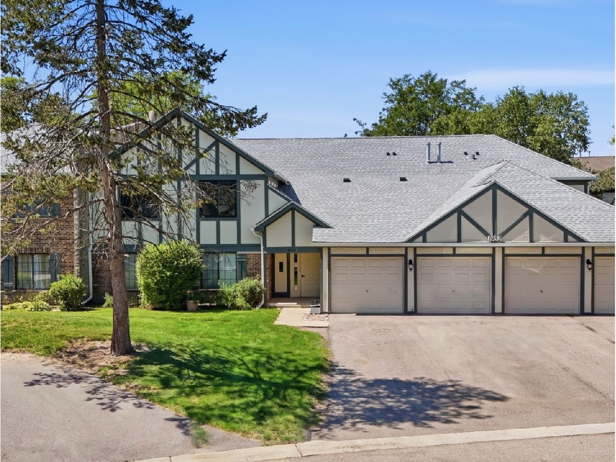 Townhomes & Condos For Sale Hidden Creek Palatine Illinois, 1952 Hidden Creek Circle
