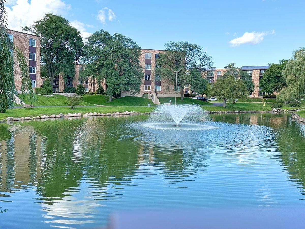 Condominiums For Sale Huntington Commons Mount Prospect Illinois, 502 Huntington Commons Road