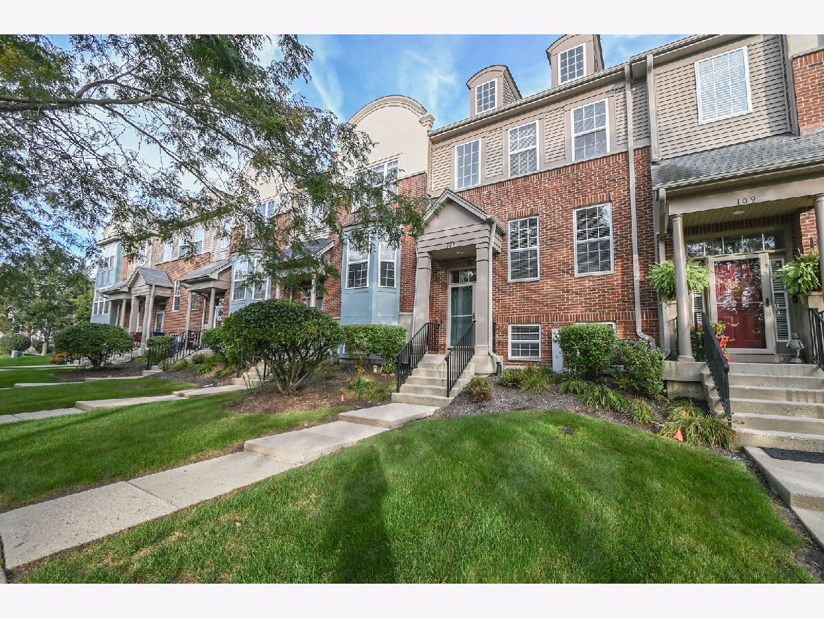 Townhomes & Condos For Rent Village Station Grayslake Illinois, 105 Station Park