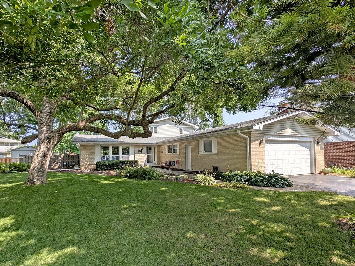 Homes & Condos & Townhomes For Sale Ivy Hill Arlington Heights Illinois, 910 Cherry Lane