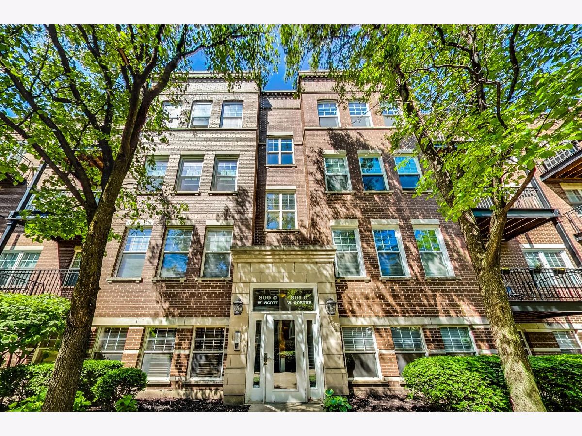 Townhomes & Condos & Homes For Rent Old Town Square Chicago Illinois, 301 Goethe