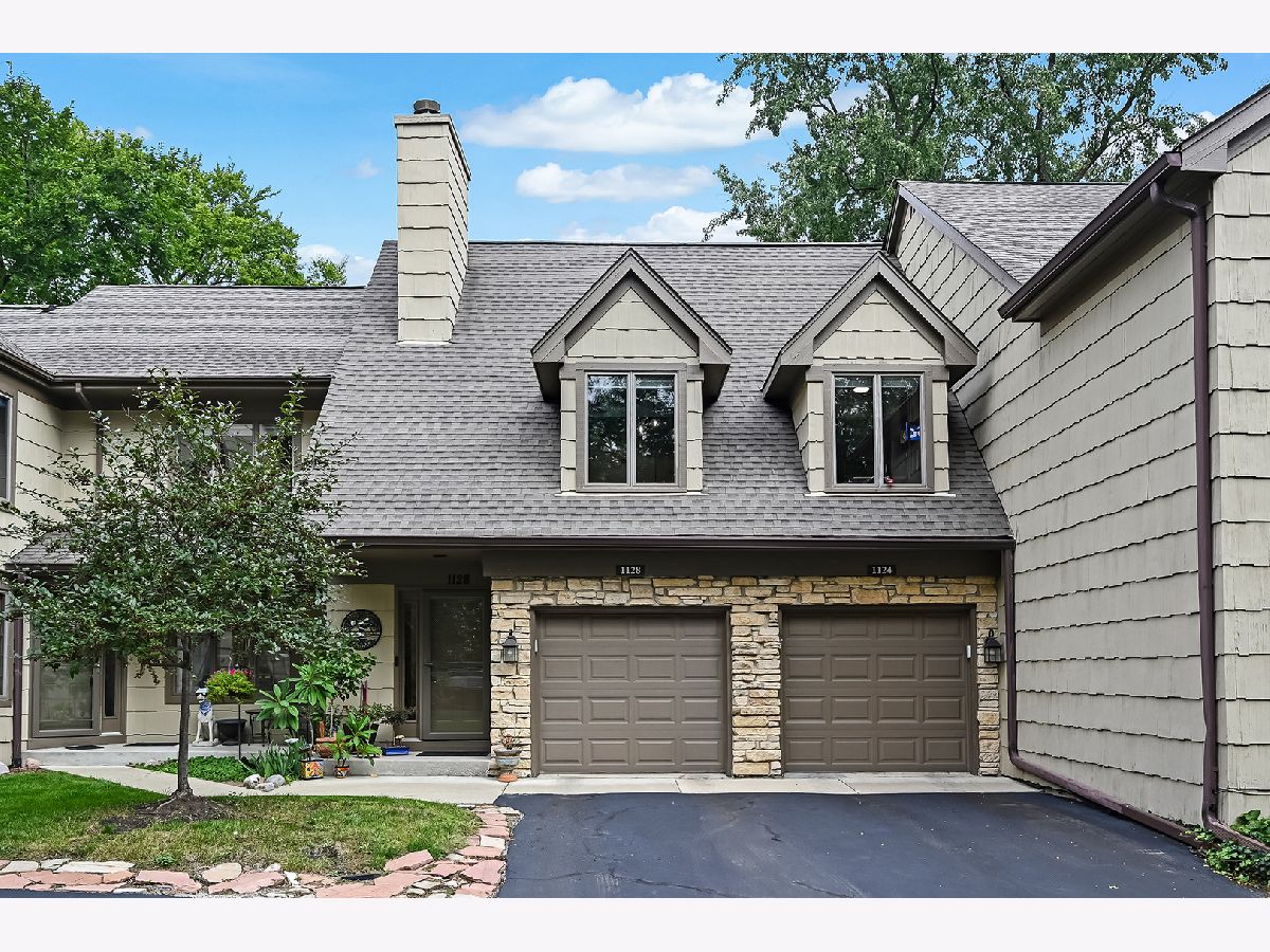 Townhomes & Condos & Homes For Sale Woodlands Darien Illinois, 1128 Foxtail Court