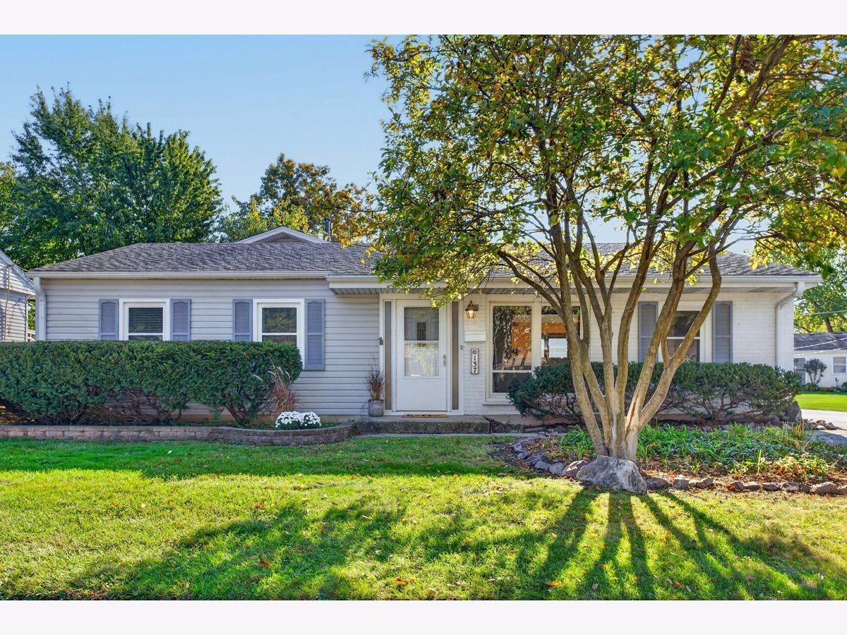  For Sale Wheeling Illinois, 137 Saint Armand Lane