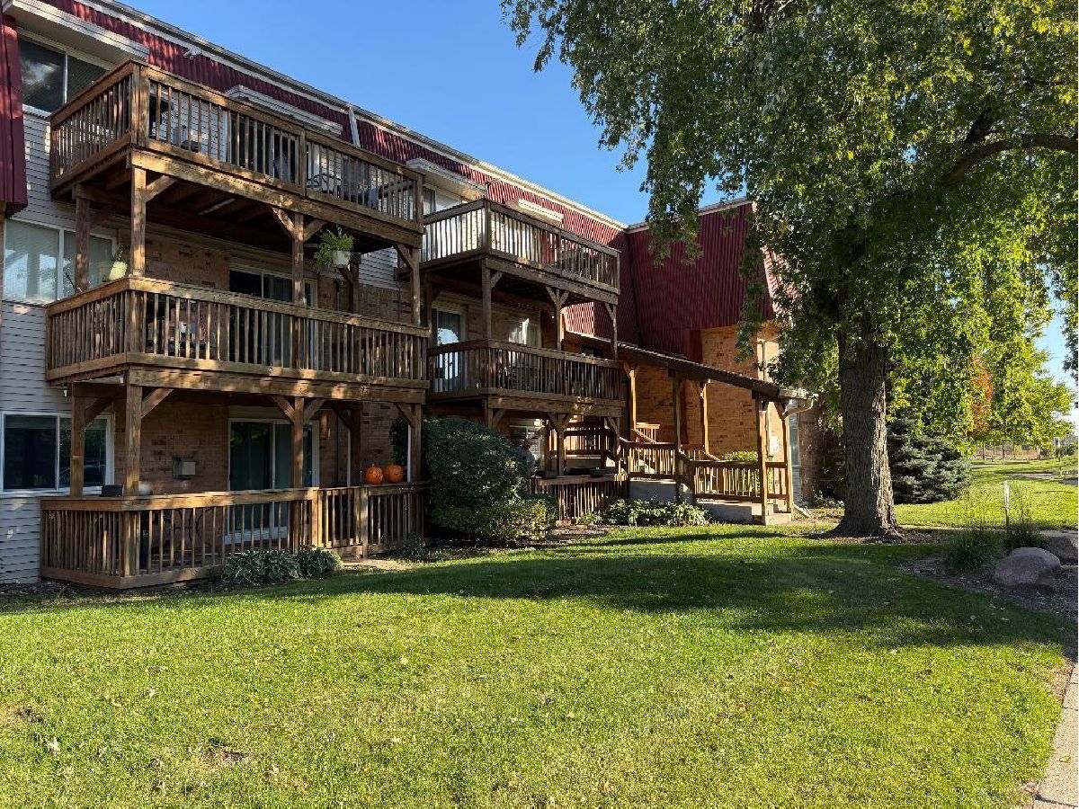 Condominiums For Rent Linden Woods Aurora Illinois, 1875 Tall Oaks
