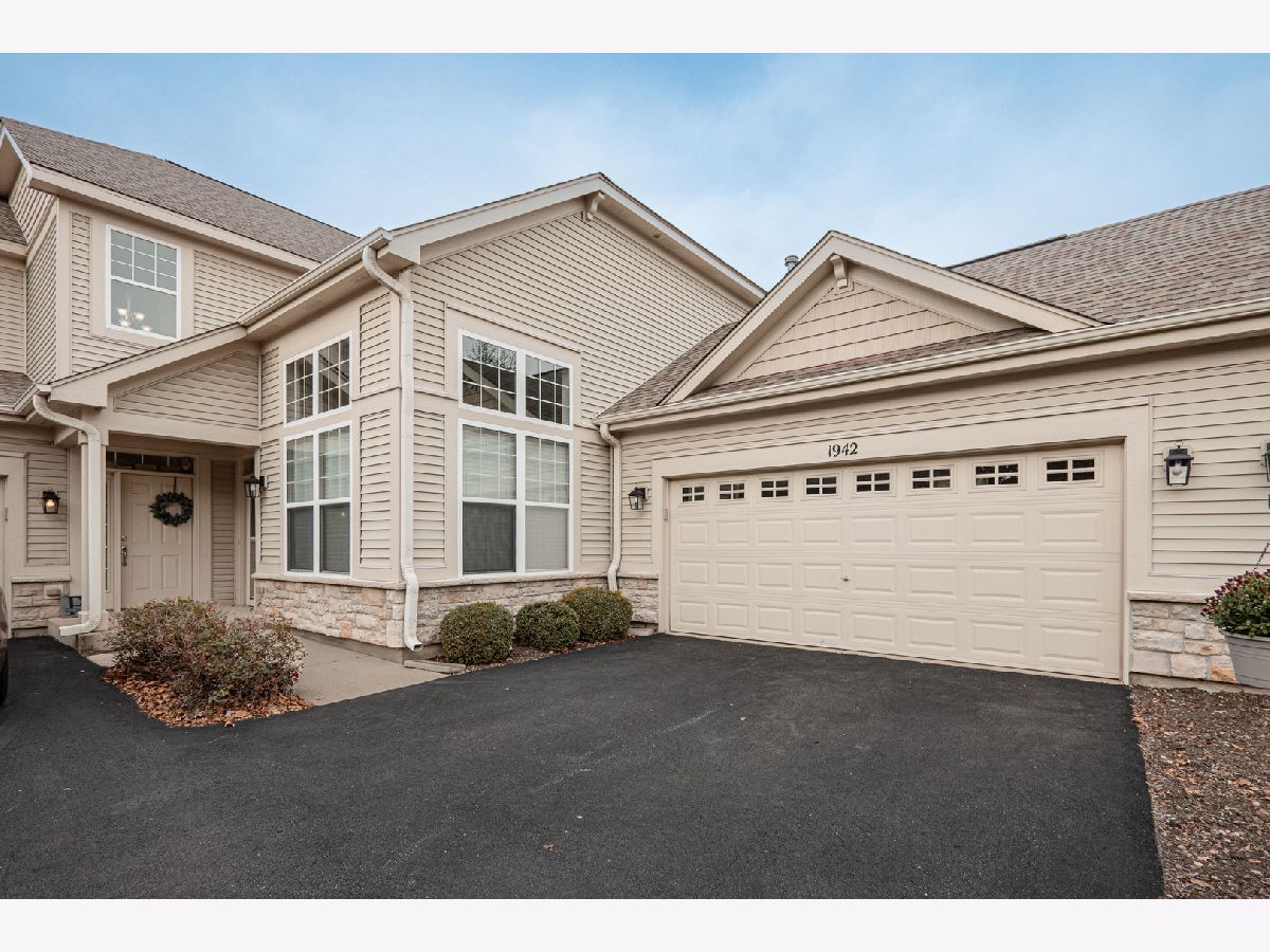 Townhomes & Condos & Homes For Sale Stonegate West Aurora Illinois, 1942 Havenshire Road