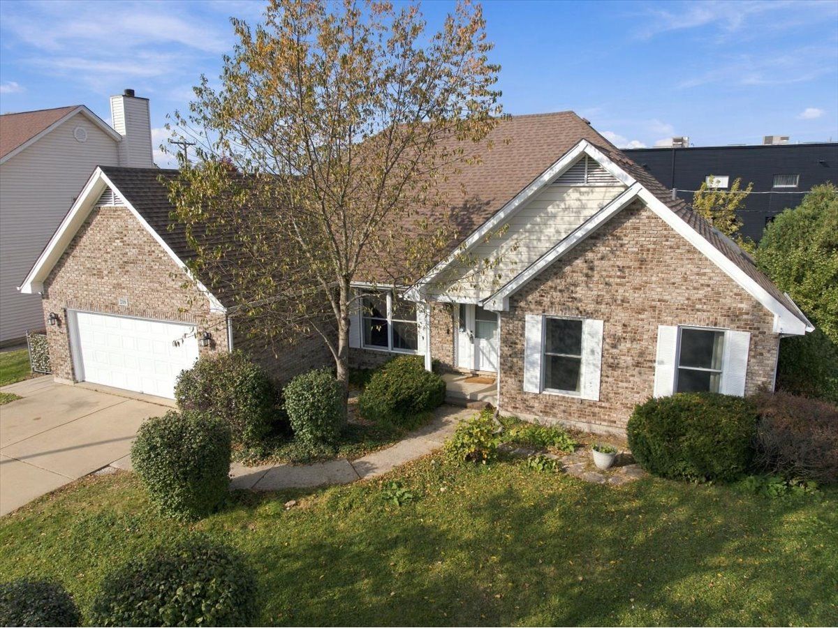  For Sale Westmont Illinois, 208 Rosewood Court